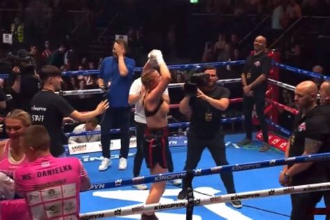 daniel hemsley celebration|Boxing: Daniella Hemsley flashes crowd after Kingpyn。